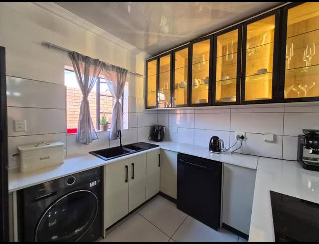 3 BEDROOM SIMPLEX FOR SALE IN MOOIKLOOF RIDGE ESTATE